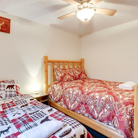 Pet-Friendly Pocono Lake Oasis With Hot Tub! Exterior photo