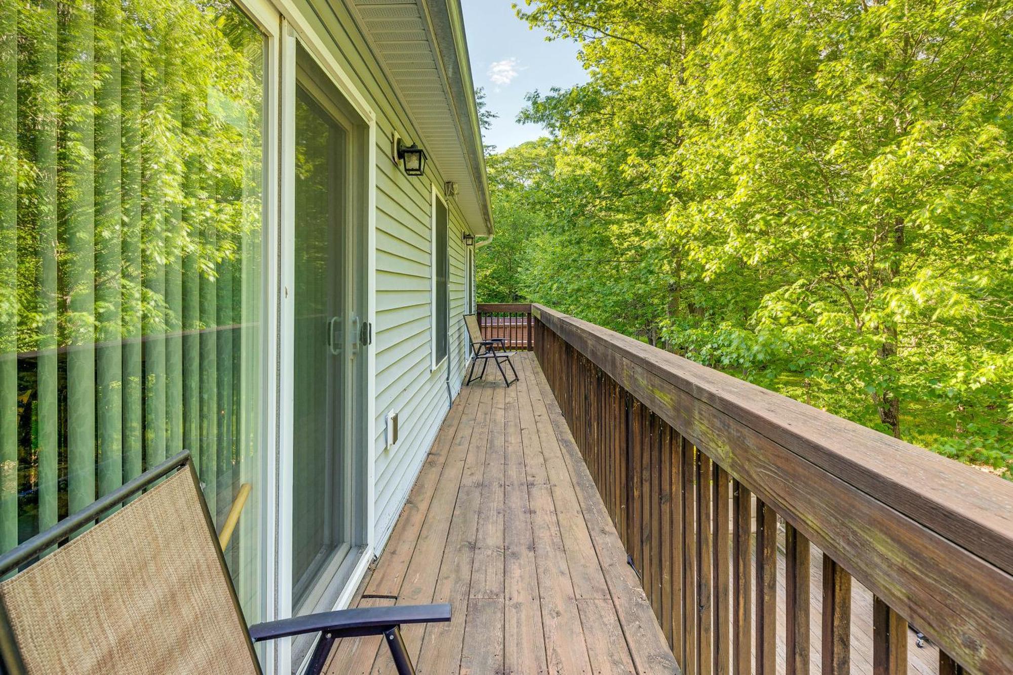 Pet-Friendly Pocono Lake Oasis With Hot Tub! Exterior photo