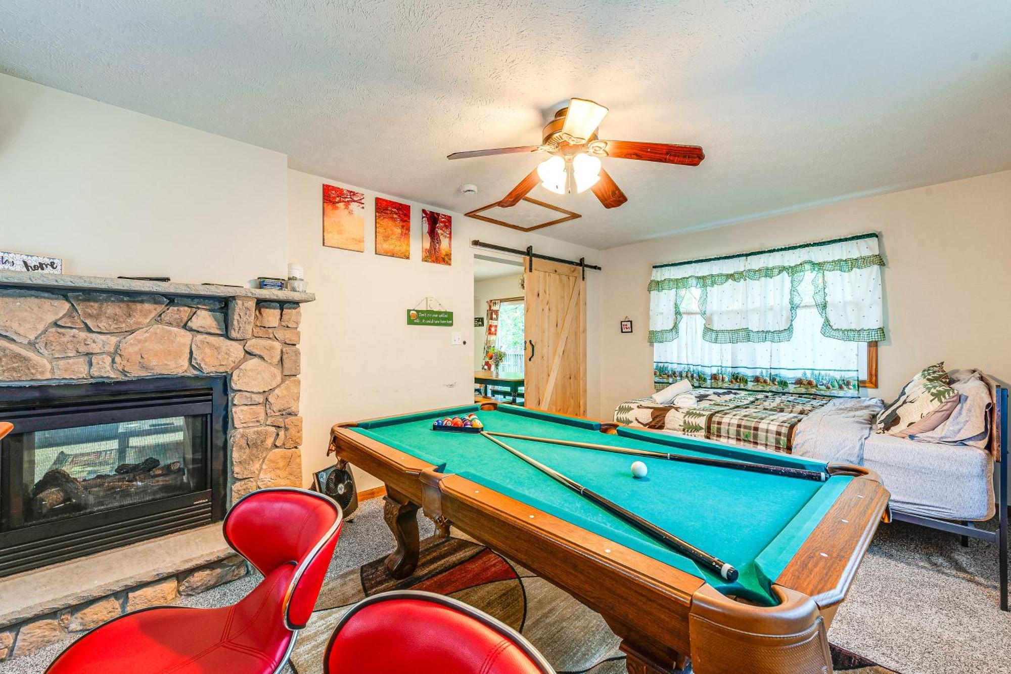 Pet-Friendly Pocono Lake Oasis With Hot Tub! Exterior photo