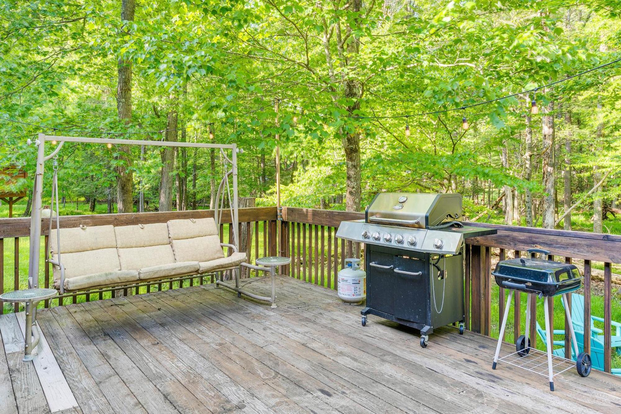Pet-Friendly Pocono Lake Oasis With Hot Tub! Exterior photo