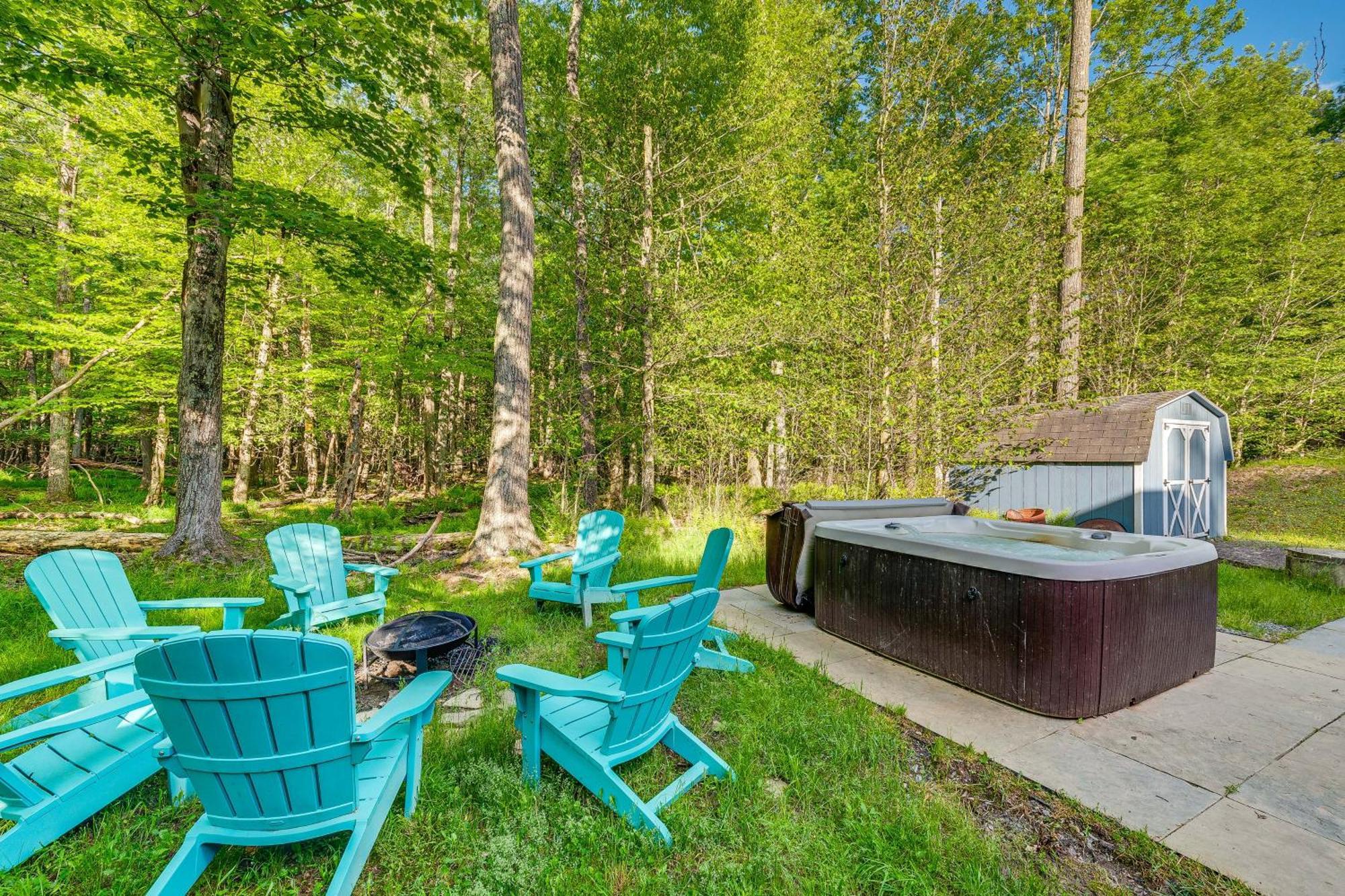 Pet-Friendly Pocono Lake Oasis With Hot Tub! Exterior photo