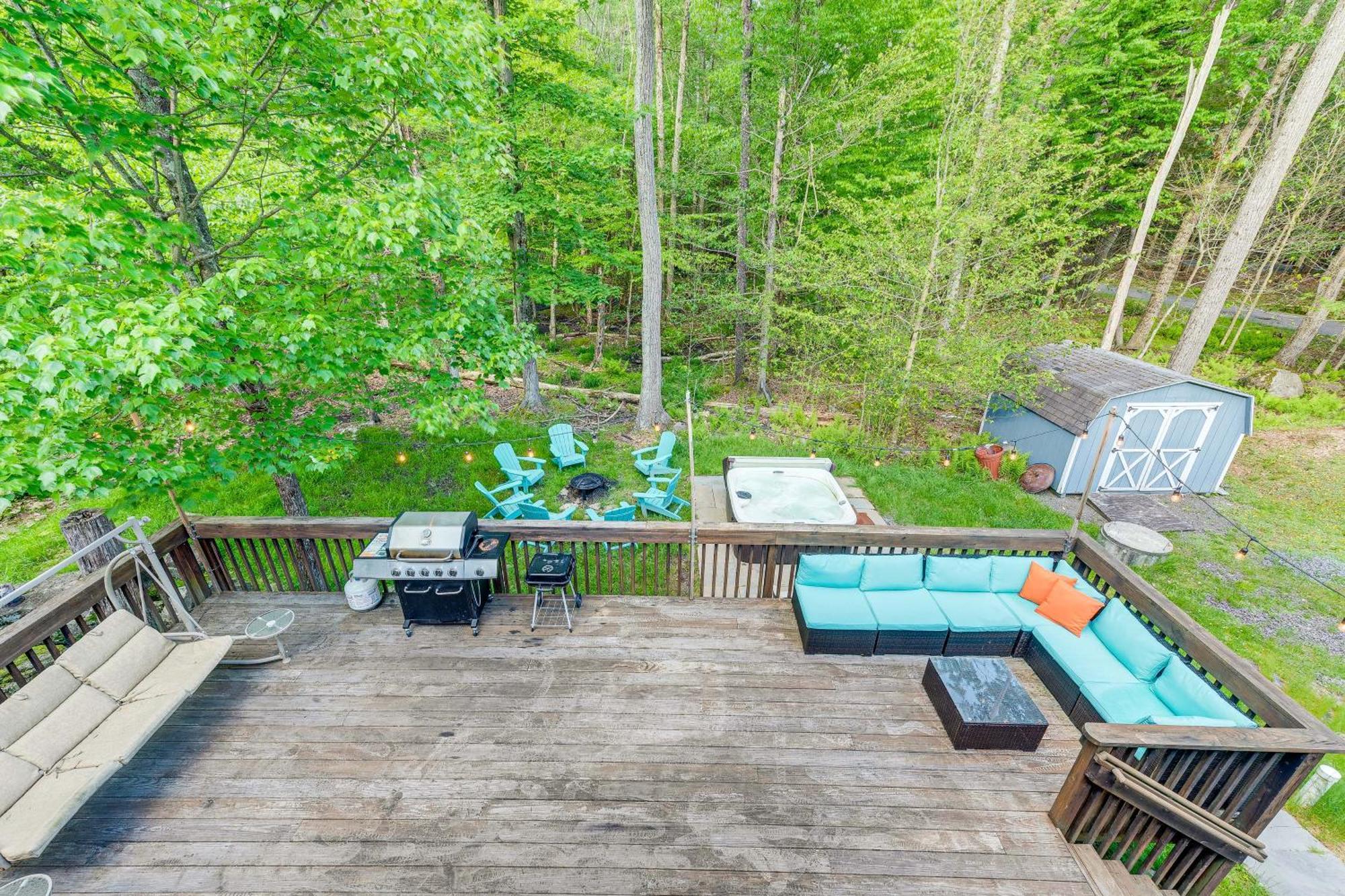 Pet-Friendly Pocono Lake Oasis With Hot Tub! Exterior photo