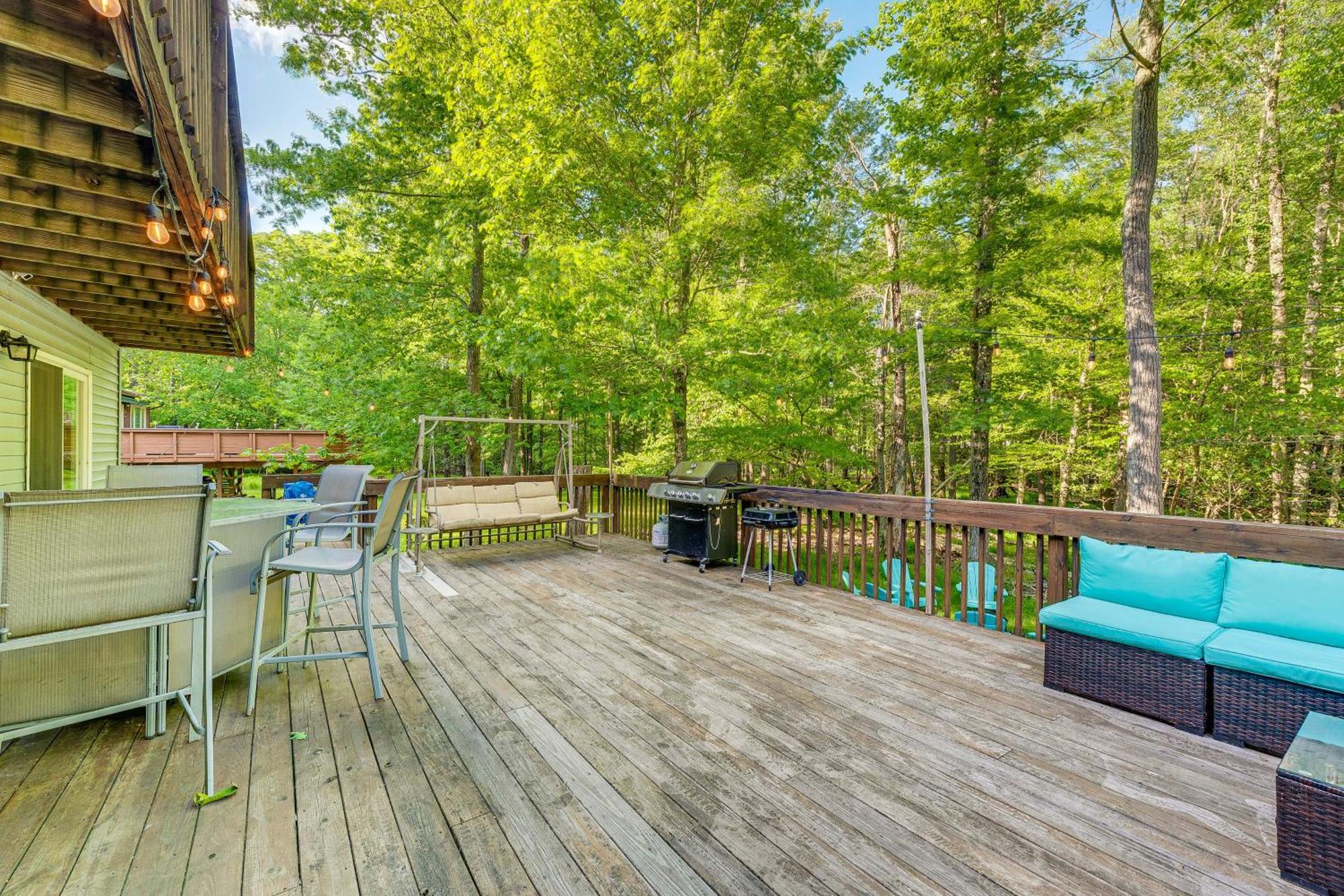 Pet-Friendly Pocono Lake Oasis With Hot Tub! Exterior photo
