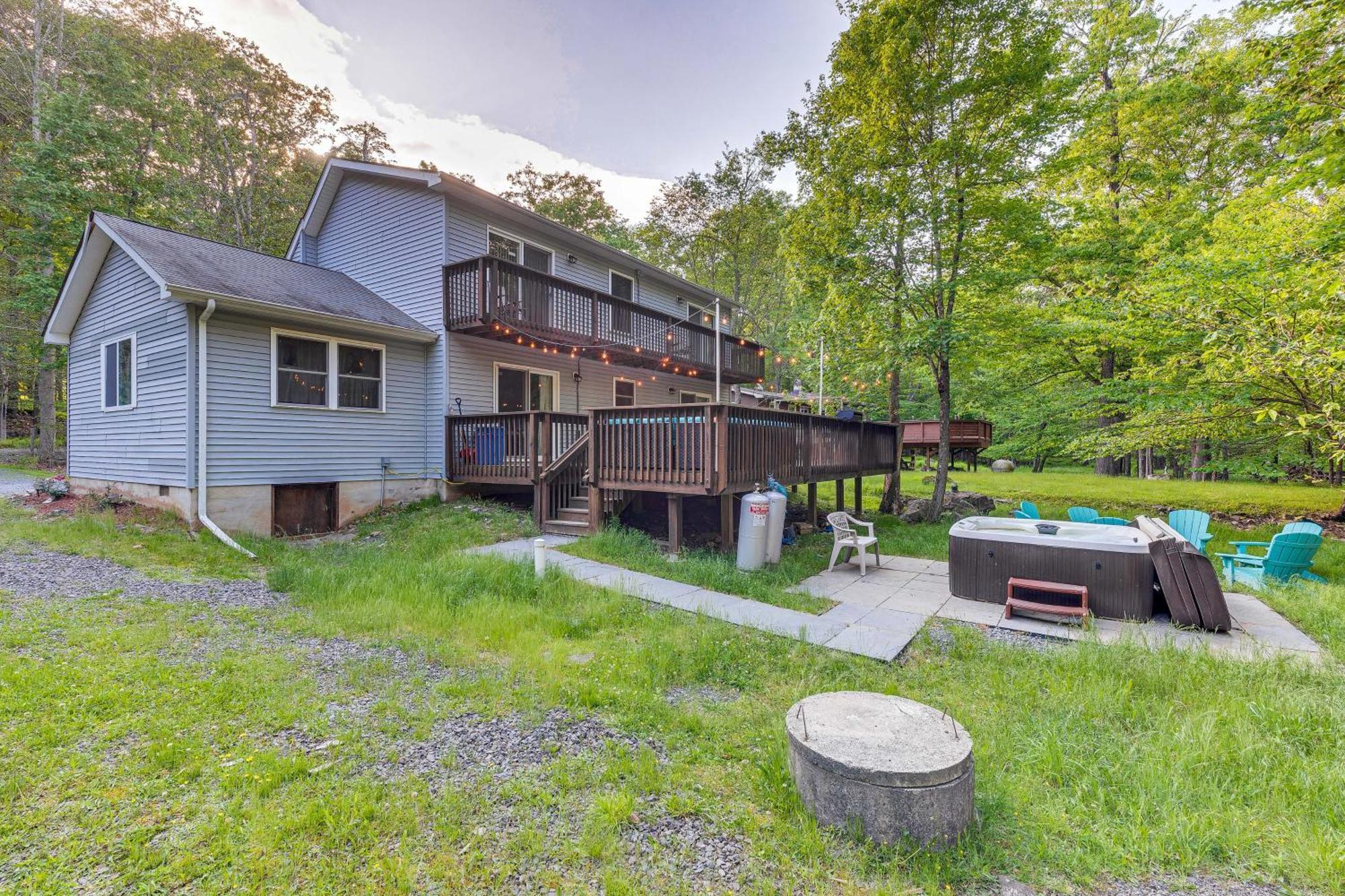 Pet-Friendly Pocono Lake Oasis With Hot Tub! Exterior photo