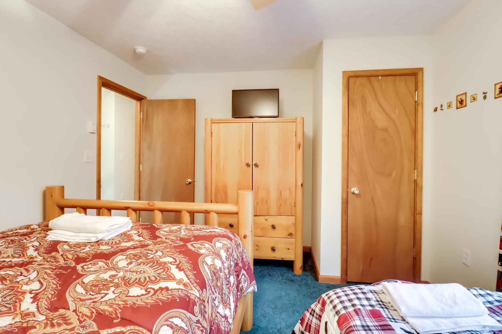 Pet-Friendly Pocono Lake Oasis With Hot Tub! Exterior photo