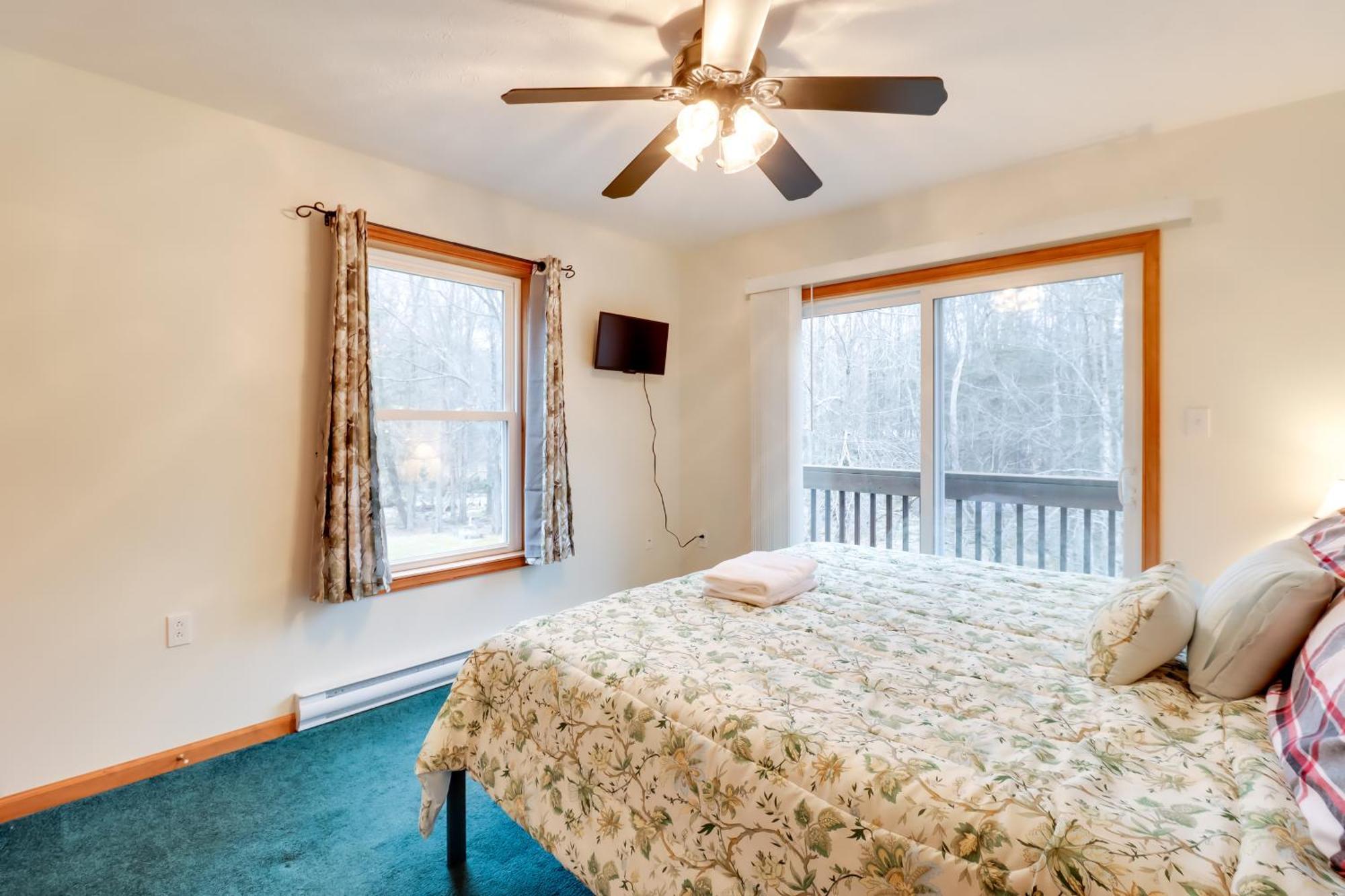 Pet-Friendly Pocono Lake Oasis With Hot Tub! Exterior photo
