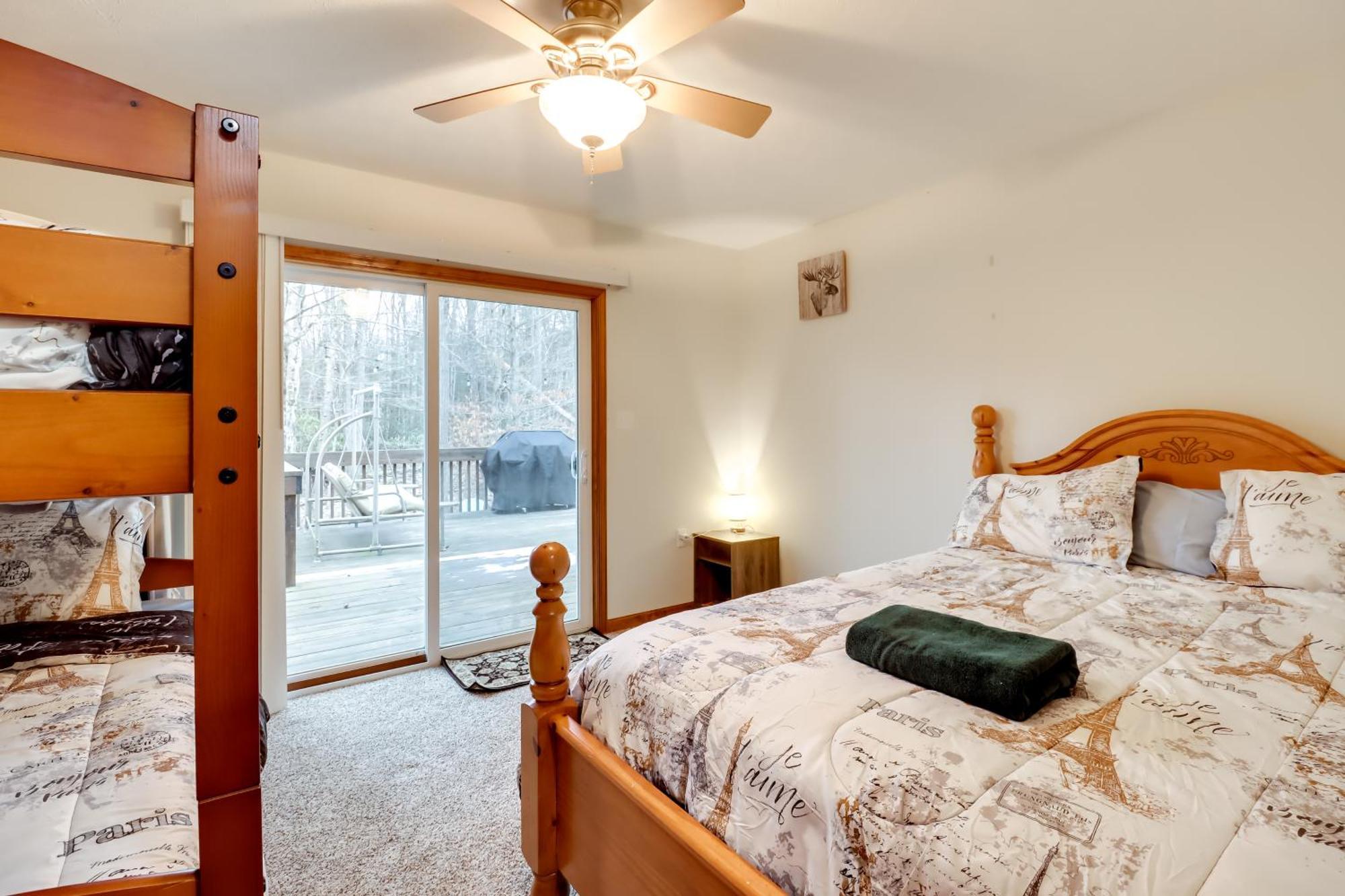 Pet-Friendly Pocono Lake Oasis With Hot Tub! Exterior photo