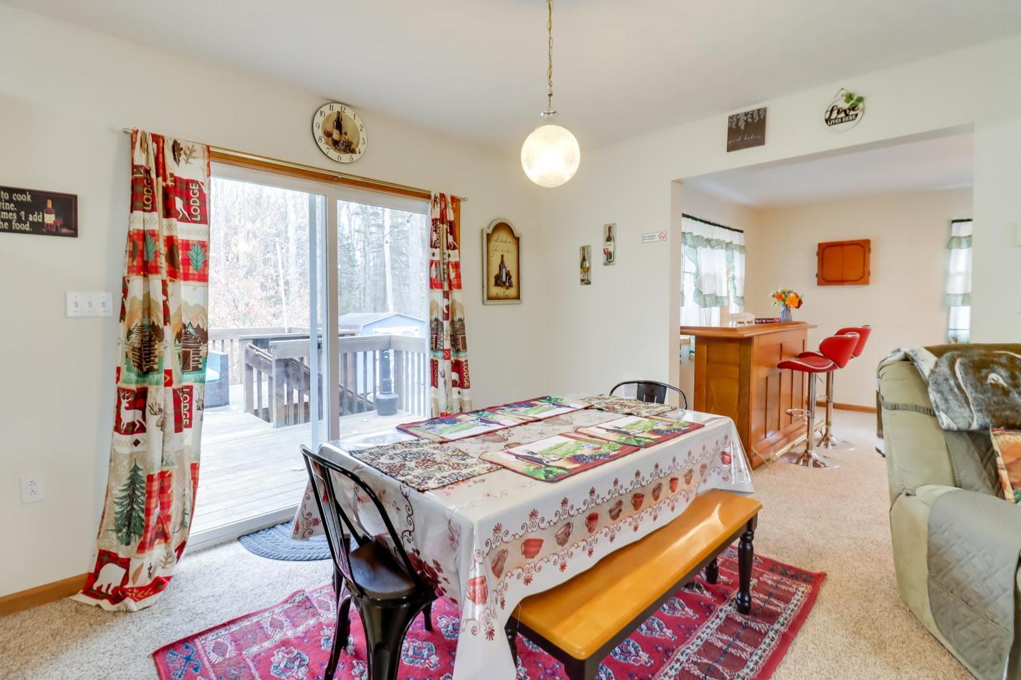 Pet-Friendly Pocono Lake Oasis With Hot Tub! Exterior photo