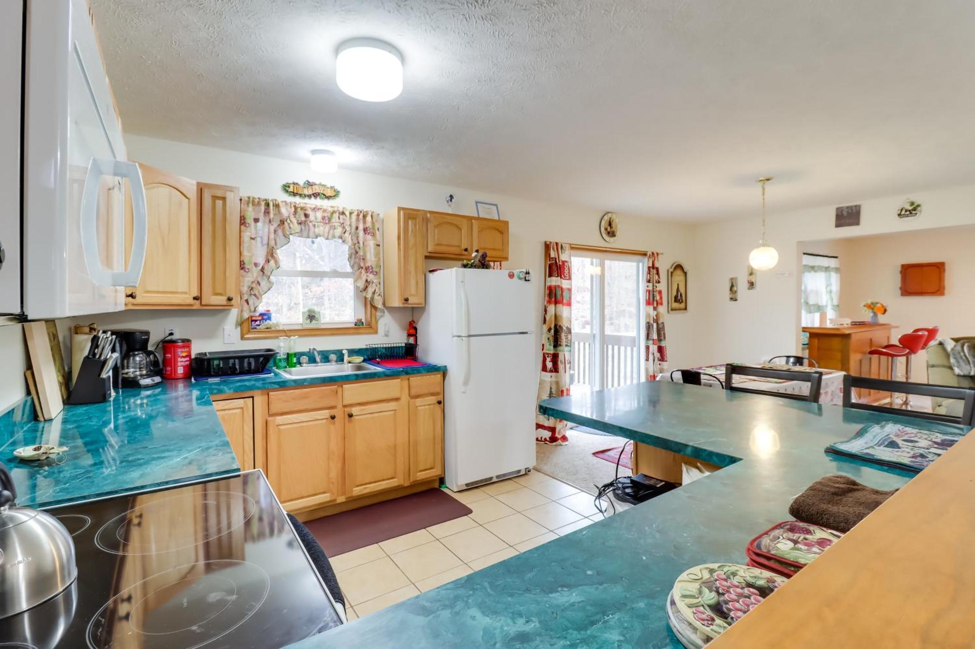 Pet-Friendly Pocono Lake Oasis With Hot Tub! Exterior photo