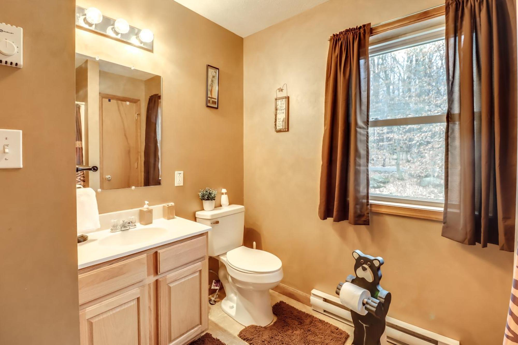 Pet-Friendly Pocono Lake Oasis With Hot Tub! Exterior photo